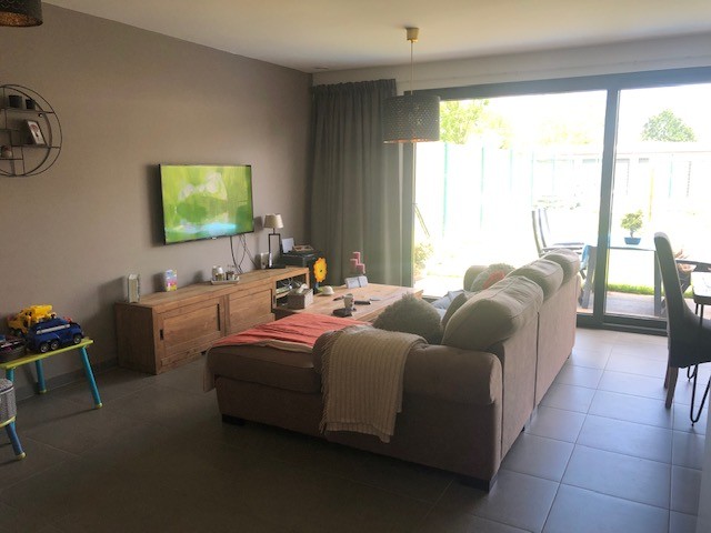 GELIJKSVLOERS APPARTEMENT MET GARAGE TE HUUR IN WACHTEBEKE - foto 5