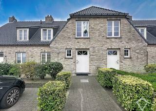 Deze instapklare woning is gunstig gelegen in Eernegem, met een vlotte bereikbaarheid naar het centrum en goede verbindingen richting Torhout en Oostende.<br /><br />Via de ruime inkomhal met gastentoilet en praktische berging komt u in de lichtrijke leefruimte met open keuken. De keuken is uitgerust met alle nodige toestellen en biedt rechtstreekse toegang tot de tuin.<br />Via de nachthal bereikt u drie volwaardige slaapkamers, een badkamer met ligbad en lavabomeubel en een afzonderlijk toilet.<br /><br />De volledig afgesloten tuin biedt de nodige privacy en geeft toegang tot de garagebox, die bereikbaar is via een zijstraat. Aan de garage is bovendien een extra parkeerplaats voorzien. Ook op de oprit voor de woning is er parkeergelegenheid.<br /><br />Troeven:<br />- Instapklaar<br />- Energiezuinig – EPC-label B<br />- Drie volwaardige slaapkamers<br />- Garagebox en extra parkeermogelijkheden<br />- Volledig afgesloten tuin<br />- Regenwaterput<br />- Vlotte bereikbaarheid<br /><br />Beschikbaar vanaf: 01/01/2027<br />EPC: label B – 160 kWh/m²/jaar<br /><br />Wenst u deze woning te bezoeken? Neem gerust contact met ons op voor een afspraak.