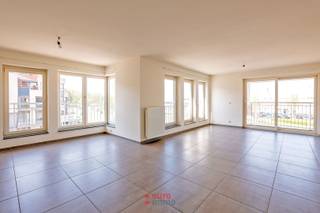 Dit hoekappartement met uitzonderlijke lichtinval bevindt zich op een absolute topligging aan de kaai, vlak bij de vismijn, in het hart van Nieuwpoort-Stad. Een unieke locatie waar authenticiteit, water en levendigheid samenkomen.<br /><br />Dankzij de hoekligging en de grote raampartijen geniet het appartement van een open en luchtig karakter, met een aangenaam uitzicht op de omgeving. We zien er de vismijn én vangen een glimp op van de jachthaven en de havengeul.<br /><br />Het appartement beschikt over twee volwaardige slaapkamers en een badkamer met inloopdouche, wat zorgt voor hedendaags comfort. Gelegen in een recente residentie, scoort dit pand bovendien energetisch gunstig (EPC 103), wat bijdraagt aan een zorgeloze woonervaring.<br /><br />Er is tevens mogelijkheid tot aankoop van een zeer ruime garage (mits supplement), wat het praktische comfort nog verhoogt op deze centrale ligging.<br /><br />Een aantrekkelijk en instapklaar appartement, waar licht, ligging en comfort perfect samenkomen in het bruisende hart van Nieuwpoort-Stad.<br /><br />EPC: 103.