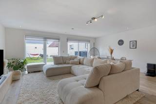 Prêt à vivre au cœur d'Overmere.<br /><br />Découvrez cette maison confortable et cool où les finitions modernes se marient à une atmosphère chaleureuse. <br /><br />Grâce à un label TOP EPC B, à 13 panneaux solaires et à la présence d'une batterie domestique, vous pouvez y bénéficier de très faibles coûts énergétiques. Ajoutez à cela de l'électricité certifiée et vous êtes prêt à 100 % pour un avenir durable.<br /><br />À l'intérieur, la maison offre tout le confort avec un grand espace de vie lumineux avec une cuisine ouverte, un local de rangement pratique pour les fournitures, un lave-linge et un sèche-linge et un garage intérieur. <br />Avec 3 grandes chambres aménagées et 2 salles de bains modernes (pratiquement séparées à l'étage et au rez-de-chaussée, équipées d'une douche à l'italienne et d'une baignoire), il y a beaucoup d'espace.<br /><br />À l'extérieur, vous découvrirez un jardin urbain frais et entièrement clos avec une terrasse. Avec quelques plantations supplémentaires, vous pouvez facilement transformer cet espace extérieur confortable en une véritable oasis de verdure de paix et d'intimité, en plein centre d'Overmere. <br /><br />Déballez simplement vos valises et profitez-en !<br /><br />Avantages :<br /><br />- Économe en énergie : étiquette EPC B + batterie domestique<br />- Conforme à l'électricité<br />- 3 grandes chambres et 2 salles de bain <br />- garage et rangement disponibles<br />- jardin urbain spacieux pouvant servir d'oasis de verdure<br /><br />Registre des mesures: non