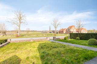 Deze AI-visualisaties zijn bedoeld als inspiratie. Er werd geen rekening gehouden met technische specificaties, stedenbouwkundige voorschriften of de concrete mogelijkheden tot realisatie. Dit charmant te renoveren huis in de Astridlaan te Assebroek biedt een unieke kans voor wie op zoek is naar comfortabel wonen met uitbreidingsmogelijkheden. De woning bevindt zich op een vlot bereikbare locatie, dicht bij winkels, scholen en belangrijke invalswegen richting Brugge en omliggende gemeenten.Bij het betreden van de woning valt meteen het praktische karakter op: alle ruimtes bevinden zich op het gelijkvloers, wat zorgt voor optimaal wooncomfort en een toegankelijke indeling. De lichtrijke leefruimte sluit mooi aan op de andere woonvertrekken en creëert een aangename sfeer waarin het heerlijk vertoeven is.Het huis beschikt bovendien over een ruime zolderverdieping die tal van mogelijkheden biedt. Wie extra slaapkamers, een hobbyruimte of een bureau wenst te creëren, kan deze ruimte eenvoudig omvormen naar eigen wensen. Een bijkomende troef is de aanwezige garage, die zorgt voor extra comfort en praktische bergruimte. Indeling: - Inkomhal - Gastentoilet- Leefruimte - Keuken- Aparte inkomhal- Berging- Slaapkamer 1 (17 m²) - Slaapkamer 2 (10 m²) - Slaapkamer 3 (11,5 m²) - Badkamer- GarageZolderruimte met vaste trap (mogelijkheid tot extra kamers)