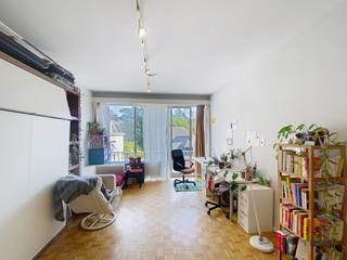 IXELLES – Châtelain district, met uitzicht op het Tenbosch park. Studio van 35 m2 gelegen op de 3e verdieping. Is als volgt samengesteld:...