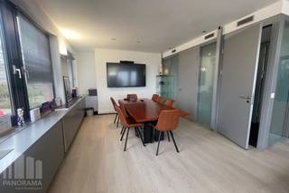 Office space with a total surface area of 513 sqm combined with an 80 sqm storage area for rent at a strategic prime location in Zaventem, close to the R0 and E40 motorways.<br />Thanks to its excellent location near Leuvensesteenweg (N2) and Woluwedal (R22), just 2.4 km from exit 4 Diegem-Woluwelaan, this site benefits from easy access to the E40/R0 junction and the greater Brussels region. The property is also easily accessible by public transport thanks to a convenient bus connection to and from Diegem railway station, located only 3 km away.<br /><br />The office space is divided into 253 sqm on the ground floor and 260 sqm on the first floor. The premises consist of meeting rooms and separate offices, creating a pleasant and professional working environment. In addition, the spaces are equipped with double glazing, energy-efficient LED lighting, high-quality flooring and modern technical installations, making the property fully move-in ready for various professional activities.<br /><br />Moreover, the offices can be split into two separate spaces of 253 sqm and 260 sqm, offering additional flexibility for different business activities or multiple users.<br /><br />The building also features a practical 80 sqm storage space with a sectional door, ideal for storage or archive purposes. Furthermore, the site provides ample parking facilities for employees and visitors.<br /><br />Contact <strong>PANORAMA B2B</strong> for additional information, detailed plans or a non-binding site visit: <strong>0477 09 00 09.</strong>