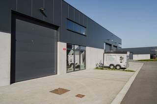 Nieuwbouw KMO-unit te koop in project Moenkouter te Moen. De unit heeft een oppervlakte van 215 m².Voorzieningen: - Parkeerplaats- Lichtstraat...