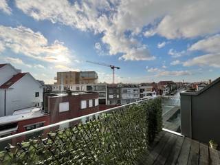 Nabij de Lippenslaan, in een kleinschalig gebouw met slechts drie appartementen, bevindt zich dit recente en stijlvolle duplexappartement.Indeling:...