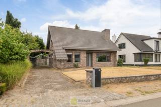 <strong>EENGEZINSWONING MET 4 SLAAPKAMERS OP EEN AANGENAAM PERCEEL VAN 8A 71CA! De woning omvat maar liefst 153m² netto bewoonbare oppervlakte verdeeld over een lichtrijke woonkamer, uitgeruste keuken met berging en zicht op de tuin, wasplaats, badkamer, 2 slaapkamers op het gelijkvloers en 2 slaapkamers op de eerste verdieping. Verder biedt de woning een ruime vrijstaande garage en een bergzolder. De woning is gelegen pal in het hart van het gezellige Achel, tevens op een steenworp verwijderd van de Nederlandse grens. Uiterst geschikt voor kandidaten op zoek naar een woning op een toplocatie!</strong><br /><br /><strong>LIGGING: </strong><br />Deze woning is gelegen in villabuurt Kolleberg op wandelafstand van de Achelse dorpskern alsook op enkele minuten verwijderd van de Nederlandse Grens. Het perceel van 8a 71ca is gelegen aan een van de mooiste lanen van Achel, dicht bij het dorp, op enkele meters van de natuur, vlakbij omliggende gemeenten als Hamont en Pelt en op enkele minuten vanaf de Nederlandse grens.<br /><br /><strong>INDELING: </strong><br /><strong>Gelijkvloerse verdieping: </strong><br />- Inkomhal – woonkamer met eetgedeelte – keuken met berging – achterinkom – wasplaats – slaapkamer 1 – badkamer – slaapkamer 2/kantoor -<br /><br /><strong>Bovenverdieping: </strong><br />- Overloop – slaapkamer 3 – slaapkamer 4 – bergzolder -<br /><br /><strong>Garage:</strong><br />- Vrijstaande garage (28m²)-<br /><br /><strong>EXTRA TROEVEN:</strong><br />- Toplocatie in villabuurt Kolleberg<br />- Gedeeltelijk gerenoveerd<br />- Dak volledig vernieuwd<br />- Ramen vernieuwd<br />- Recent nieuwe condenserende gasketel<br />- Recent nieuwe boiler<br />- Doordachte architectuur, tijdloos ontwerp<br />- Opgetrokken in duurzame materialen<br /><br /><strong>Stedenbouwkundige Inlichtingen:</strong><br />Bouwvergunning - Woongebied - Geen dagvaarding - Geen voorkooprecht – Verkavelingsvoorschriften<br /><br /><strong>EPC:</strong> 243kWh/m² <strong>met certificaatnummer:</strong> 20260602-000388443-RES-1<br /><br /><strong>O-peil:</strong> niet overstromingsgevoelig gebied<br /><br />Niet asbestveilig:<br />- Kachelkoord<br />- Vinyl slaapkamer GV<br />- Knoppen radiator<br />- Dorpels op verdiep<br />- Golfplaten garage<br />- Buis garage<br /><br /><strong>Benieuwd naar deze woning?<br />Wenst U advies omtrent uw eigen woning? Graag plannen wij vrijblijvend met U een afspraak in om onze expertise met U te delen, steeds tot Uw dienst!!<br />Neem contact op met IDEALIS VASTGOED op 011/515 565 of mail naar info@idealisvastgoed.be!</strong><br />