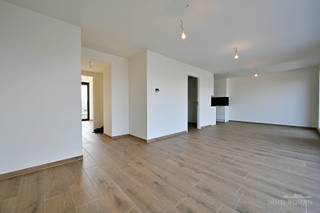 <strong>Dit ruim appartement is gelegen op de vierde verdieping, én heeft een oppervlakte van 84 m2.</strong><br />Het appartement bestaat uit een inkomhall, ruime leefruimte met geïnstalleerde keuken, berging, toilet, badkamer met inloopdouche, twee slaapkamers, én een terras met een oppervlakte van 15 m2. <br /><strong>Het appartement is afgewerkt met kwaliteitsvolle materialen.</strong><br />inclusief ondergrondse parkeerplaats.<br />Gemeenschappelijke kosten: 70 euro/maand<br />Centrale ligging nabij winkels, scholen, openbaar vervoer....<br />Interesse? Contacteer Immo Roman : GSM : 0472 35 92 86