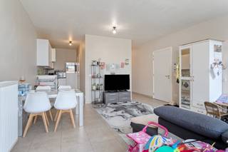 Dit appartement (Bj 2016) is gelegen op een gegeerde locatie op het Schelde-Eiland in Oudenaarde. De ideale uitvalbasis: aan de Schelde en nabij de Markt. Het lichtrijke én energiezuinige appartement telt 2 slaapkamers en heeft een zuidgericht terras. Inclusief een ondergrondse autostaanplaats en berging. Het appartement is momenteel verhuurd, wat het eveneens interessant maakt als investeringsopportuniteit.INDELING:* leefruimte* open keuken* berging / technische ruimte* zuidgericht terras* hal met apart toilet* slaapkamer 1* slaapkamer 2* badkamer met inloopdouche en lavabomeubel ALGEMENE INFORMATIE:* zuidgericht terras * EPC B* ondergrondse autostaanplaats en berging* ventilatie type D* centrale verwarming op gas (radiatoren) * aluminium schijnwerk Bestuursmaatregelen in het maatregelenregister: in aanvraag