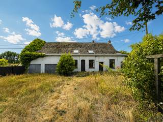 Eigendom <strong>MET TWEE AFZONDERLIJKE WONINGEN</strong> op een <strong>PERCEEL VAN 1.345M² </strong>met een <strong>STRAATBREEDTE VAN CA. 23M.</strong> Deze eigendom met <strong>TWEE APARTE HUISNUMMERS</strong> biedt een bijzonder flexibel kader voor wie op zoek is naar een <strong>RENOVATIEPROJECT </strong>of potentieel voor zorgwonen, kangoeroewonen of <strong>CO-HOUSING</strong>. Beide woningen zijn volledig te renoveren of komen in aanmerking voor <strong>AFBRAAK EN HEROPBOUW </strong>van <strong>1 OPEN BEBOUWING</strong>, waarbij het <strong>VERLAAGDE BTW-TARIEF VAN 6%</strong> mogelijk toepasbaar is volgens de geldende voorwaarden. Gelegen in het <strong>GLOOIEND LANDSCHAP VAN DE ZWALMSTREEK</strong> en met vlotte verbinding naar Zottegem, Brakel en <strong>OUDENAARDE</strong>.<br /><br />Elk project en elke omgevingsvergunningsaanvraag is onderworpen aan goedkeuring door de <strong>GEMEENTE ZWALM</strong>.<br /><br /><br />Adres: Zuidlaan 206-208 te Zwalm<br /><br />Renovatieplicht van toepassing; Bestuursmaatregelen in het maatregelenregister: Neen; P-score: A, G-score: A