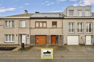 <p><span><span>Alweer VERKOCHT op 1e BEZOEKDAG. </span></span></p><p>!!AANDACHT! UPDATE 19/03/2026 - Op dit ogenblik is de agenda voor deze bezoekdag volledig volzet, alvast bedankt voor het begrip.</p><p>"ABSOLUTE TOPPER" - Afspraak ENIGE BEZOEKDAG ENKEL telefonisch via Randy Remue op 0479/99. 99. 90, meer info via Facebook "Remue Randy" - LIKE de pagina en blijf op de hoogte van alle nieuwe woningen. De stukken van de woning zijn te consulteren op www.immo-zone.be. In AALST, EREMBODEGEM, vinden we te Groenenbrielstraat 13, deze op te frissen woning met 3 slaapkamers, inpandige garage en tuin terug. Indeling: We betreden de woning via de inkomhal met gastentoilet en vaste trap naar het verdiep om vervolgens links naar de ruime garage te gaan. Terug in de inkomhal gaan we dan naar de leefruimte met aansluitend de volledig geïnstalleerde keuken. Van hieruit hebben we toegang tot de zuidwest gerichte tuin. Op het 1e verdiep vinden we de 3 slaapkamers terug, net als het afzonderlijke toilet en de badkamer. De woning beschikt tevens over een ruime reeds geïsoleerde zolder. Deze woning is een ABSOLUTE TOPPER voor starters, gezinnen of investeerders. Gelegen vlakbij winkels, scholen, openbaar vervoer en op slechts 1 km van de autosnelweg. <br />P-score: C / G-score: A. VOOR ZEER SNELLE BESLISSERS!!<br />IMMO ZONE RHODELAND RANDY REMUE  0479/99. 99. 90 </p>