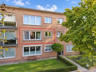 Centraal gelegen appartement met 2 slaapkamers.<br /><br />indeling als volgt: inkomhal met apart toilet, keuken (voorzien van oven en 4 pits kookplaat), ruime living op laminaatparket, badkamer (voorzien van ligbad en lavabo), berging met aansluiting voor een wasmachine en 2 slaapkamers (14,5m² - 11m²).<br /><br />bijzonderheden: EPC Label A - elektriciteit conform - ramen PVC dubbel glas (2011) - meter voor gas, water en elektriciteit apart - CV Junkers (2011). <br /><br />Heden is het appartement verhuurd voor 660€ per maand.