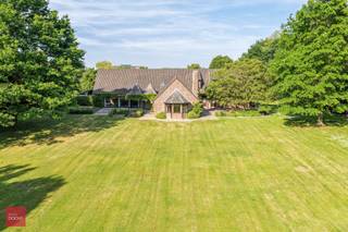 Prachtige eigendom met bos, prachtige tuin, vijver en ruim landhuis bestaande uit inkomhal, bureel, zeer ruime living met open haard,...