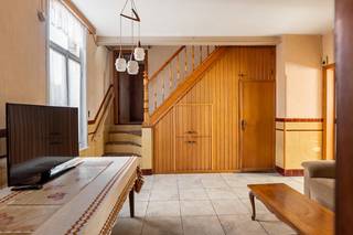 Op een uitstekende locatie te Putte (Peulis) bevindt zich deze te renoveren woning met 5 slaapkamers, garage en aanhorigheden op een fantastisch perceel van maar liefst 10.000 m². U geniet hier van een uitstekende bereikbaarheid door de aanwezigheid van belangrijke invalswegen, toch vlakbij het centrum met winkels, scholen en het openbaar vervoer.<br /><br />Het betreft een zonevreemde woning die u mogelijks ook kunt afbreken en heropbouwen tot 1000 m³. Een recent opmetingsplan (lot 1) vindt u bij downloads op onze website.<br /><br />We betreden de woning via de inkomhal. De leefruimte geniet van een mooie lichtinval door de vele raampartijen, waardoor u kan genieten van een prachtig verzicht op de tuin en naastgelegen weilanden. U kunt de woonkamer daarbij inrichten met een aparte eetplaats en een gezellige zithoek. Vanuit de leefruimte betreden we de keuken. Aansluitend bevindt zich een badkamer en toilet, wasplaats en een aparte berging. Het gelijkvloers beschikt verder nog over een eerste slaapkamer, ruime schuur en garage. De nachthal op de eerste verdieping geeft ons toegang tot 4 slaapkamers. Tenslotte is deze woning voorzien van een kelder en een opbergzolder. In de royale tuin en op het prachtig perceel kan u in alle rust genieten van de groene omgeving en het mooie weer. <br /><br />U bent verplicht om deze woning binnen de 5 jaar na aankoop grondig energetisch te renoveren tot minimum EPC-label D.<br /><br />Dit is een uitstekende opportuniteit als u op zoek bent naar een woning gelegen op een uniek perceel van 10.000 m². Contacteer ons voor meer informatie op 0474/78 07 73 of via info@boonstravastgoed.be<br /><br />Bijzonderheden:<br />- 5 slaapkamers<br />- Veel mogelijkheden<br />- Fantastisch perceel (10.000 m²)