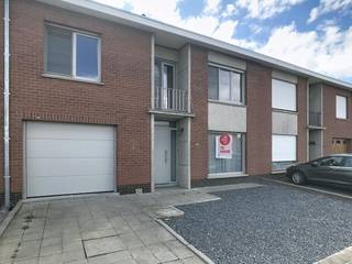 Deze rijwoning vinden we terug in de Hoppelandwijk in Poperinge. Een zeer <br />rustige omgeving nabij het stadscentrum met voldoende parkeerruimte. Parkeren kan aan de straat of op de staanplaats voor de woning.<br /><br />Indeling:<br /><br />* Gelijkvloers 0:<br />- inkomhal met vestiairekast<br />- apart toilet<br />- leefruimte met houthaard<br />- gesloten keuken uitgerust met een keramische kookplaat met dampkap, dubbele spoelbak, vaatwasser, oven en koelkast<br />- aansluitende voorraadberging<br />- inpandige garage met automatische poort voor fietsen en met aansluiting voor wasmachine<br /><br />* Buitenniveau:<br />- zuidwest-gerichte omheinde tuin<br /><br />* Verdieping +1:<br />- nachthal<br />- 4 slaapkamers<br />- apart toilet<br />- vernieuwde badkamer voorzien van een inloopdouche, dubbele wastafel en vele kasten<br /> <br />=> Onmiddellijk beschikbaar<br />=> Elektrische rolluiken aanwezig