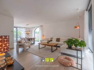 <span><strong>VRIJSTAANDE WONING MET 4 SLAAPKAMERS OP EEN PERCEEL VAN 4A 67CA TE MAASEIK <br /><br />TROEVEN<br /></strong>- Instapklare woning met een zeer ruime bewoonbare oppervlakte.<br /><span>- Woning afgewerkt met hoogwaardige en kwalitatieve materialen (binnendeuren, keuken, inbouwkasten, ...).<br />- Moderne keuken met eiland en apparatuur.<br /></span>- 4 slaapkamers en 2 badkamers.<br /><span>- Gunstige ligging in een doodlopende straat en kort bij de Nederlandse grens.</span><br /><span>- EPC-label A: energiezuinige woning!</span><br /><span>- Voorzien van zonnepanelen en airco.</span><br /><span>- Volledig omheind.<br />- Zuidgerichte tuin met overdekt terras en zwembad.</span><br /><strong><br />GELIJKVLOERS 00 (91,55 m²)<br /></strong>- Inkomhal (0,92 m x 1,74 m + 1,10 m x 2,74 m = 4,61 m²): tegelvloer.<br />- Woonkamer 1 (1,50 m x 1,50 m + 4,87 m x 5,01 m = 26,64 m²): tegel- en parketvloer.</span><br /><span>- Keuken (3,88 m x 3,55 m = 13,77 m²): keukenwand (onderkasten, bovenkasten, lades, oven, microgolfoven koelkast en vaatwasser), keukeneiland (inductiekookplaat, dampkap, werkblad en spoelbak), tegel- en parketvloer.</span><br /><span>- Toilet (1,74 m x 1,09 m = 1,89 m²): hangtoilet, spoelbakje, tegelvloer.</span><br /><span>- Wasplaats (2,55 m x 3,37 m = 8,59 m²): onderkasten, bovenkast, spoelbak, aansluiting wasmachine en droogkast, tegelvloer.<br />- Eetkamer (3,88 m x 3,55 m = 13,77 m²): tegel- en parketvloer.<br />- Woonkamer 2 (6,35 m x 3,51 m = 22,28 m²): tegelvloer.</span><br /><br /><span><strong>VERDIEPING</strong> <strong>+01 (98,54 m²)</strong></span><br /><span>- Overloop (2,74 m x 1,00 m + 1,60 m x 4,72 m = 10,29 m²): trap naar de tweede verdieping, tegelvloer.<br />- Badkamer 1 (3,51 m x 2,88 m = 10,10 m²): <span>dubbele lavabo met onderkast en spiegel met verlichting, ligbad, inloopdouche, </span>tegelvloer.<br />- Slaapkamer 1 (1,20 m x 0,60 m + 8,42 m x 3,51 m = 30,27 m²): PVC laminaatvloer.<br />- Slaapkamer 2 (1,90 m x 2,68 m + 4,87 m x 2,95 m = 19,45 m²): inloopdressing, PVC laminaatvloer.<br />- Slaapkamer 3 (2,68 m x 1,89 m + 1,00 m x 1,39 m + 2,89 m x 4,87 m = 20,52 m²): inloopdressing, PVC laminaatvloer.<br />- Badkamer 2 (2,89 m x 2,74 m = 7,91 m²): <span>dubbele lavabo met onderkast en spiegel met verlichting, ligbad, t</span>egelvloer.<br /><br /><strong>VERDIEPING</strong> <strong>+02 (53,87 m²)</strong><br /></span><span>- Slaapkamer 4 (4,60 m x 6,66 m = 30,63 m²): PVC laminaatvloer.<br /></span><span>- Berging (1,60 m x 2,74 m + 3,56 m x 5,30 m = 23,24 m²): PVC laminaatvloer.</span><br /><br /><span><strong>EXTERIEUR</strong></span><br /><span>- Volledig omheind.<strong><br /></strong>- Carport aanwezig.<br />- <span>Zuidgerichte tuin met overdekt terras en zwembad.</span><br /><br /><strong>ZONNEPANELEN</strong><br />- 15 zonnepanelen.<br />- In de verkoopprijs zit het volledige zonnepanelensysteem begrepen (zonnepanelen, omvormer, collectoren e.a. toebehoren).<br /><br />Bekijkt u deze advertentie via een aanverwante vastgoedsite, surf dan zeker naar onze website <strong>www.N78vastgoed.be</strong> voor een uitgebreide beschrijving en foto's. <strong>Meer info: +32 (0)89 86 18 88 of info@N78vastgoed.be.</strong></span>
