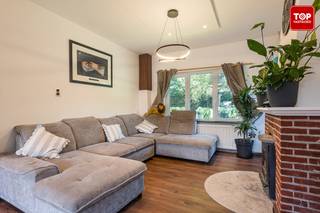 Deze karaktervolle halfopen woning is gelegen in een rustige straat, op slechts enkele minuten wandel- en fietsafstand van supermarkten, buurtwinkels, openbaar vervoer en een basisschool. <br /><br />Via de ruime inkomhal komt u in de lichtrijke woonkamer met open keuken.<br />Vanuit de woonkamers heeft u toegang tot de tuin, kelder en aparte berging/wasplaats<br /><br />Op de eerste verdieping bevinden zich 2 ruime slaapkamers en de badkamer.<br />De bovenste verdieping is toegankelijk via een vaste trap en biedt nog 1 grote slaapkamer en extra kamer die kan ingericht worden als bureaukamer of als zolderopslag.<br /><br />Als troef is er de aparte garage.<br /><br />Wees er snel bij en contacteer Top Vastgoed voor een bezoek op 0475 700 700.