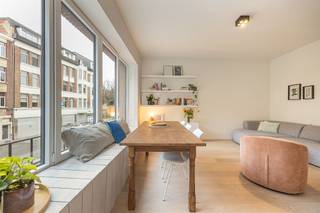 <p><span>Instapklaar, licht én een verrassend grote buitenruimte: dit recent gerenoveerde appartement op de eerste verdieping heeft het allemaal. Je krijgt een mooie leefruimte met open keuken, twee slaapkamers, een strakke badkamer en als absolute bonus een grote, ommuurde tuin. En dat op een strategische locatie vlak bij Park den Brandt, het Middelheimpark en de Wilrijkse Pleinen.</span><span> </span></p><p><span> </span></p><p><span>Licht, open en piekfijn afgewerkt</span></p><p><span>Je komt binnen in de centrale inkomhal, waar plaats is voor een vestiaire. Hier vind je meteen een apart gastentoilet en een praktische berging met aansluitingen voor wasmachine en droogkast. De indeling is logisch en de mooie, lichte parketvloer loopt vrijwel overal door, wat het appartement een rustige, uniforme uitstraling geeft. De woonkamer is aangenaam ruim en vooral heerlijk licht dankzij de grote raampartijen. Er is meer dan voldoende plaats voor een gezellige zithoek én een grote eettafel aan het raam. De open keuken sluit er mooi op aan en is strak ingericht met donkere kasten en een ruim kookeiland met extra opbergruimte. Je hebt hier een inductiekookplaat, dampkap, spoelbak, vaatwasser, combi-oven en koelkast met vriesvak. Een fijne leefplek waar koken, eten en ontspannen vanzelf in elkaar overlopen. </span></p><p><span> </span></p><p><span>Twee slaapkamers en een strakke badkamer</span></p><p><span>Aan de rustige achterzijde vind je de twee slaapkamers. De grootste slaapkamer heeft plaats voor een dubbel bed en een flinke kastenwand, kijkt uit op de tuin en is voorzien van een vliegenraam en automatische rolluiken met afstandsbediening. De tweede kamer is ideaal als kinder- of babykamer, bureau of dressing en heeft eveneens automatische rolluiken. Extra leuk: van hieruit stap je rechtstreeks het terras op, met zicht op het groen.  De badkamer is modern en sober afgewerkt met een grote inloopdouche, een zwevend lavabomeubel, spiegel met verlichting en actieve verluchting. De lichte marmerlook tegels en zwarte accenten maken het geheel helemaal af.</span></p><p><span> </span></p><p><span>Een tuin die je niet verwacht bij een appartement</span></p><p><span>En dan de grote verrassing: buiten. Via het terras kom je in de ruime, volledig ommuurde tuin terecht. Een heerlijke plek met veel privacy en meer dan genoeg plaats voor een grote tafel, ligstoelen, planten en groen. Barbecue met vrienden, lang tafelen op zomeravonden of gewoon rustig buiten zitten: hier kan het allemaal.  Ook praktisch zit je goed. Op het gelijkvloers hoort er nog een grote privéberging bij, met elektriciteit zodat je er bijvoorbeeld een diepvriezer kunt plaatsen. De tuin is bovendien ook rechtstreeks en privé toegankelijk via het gelijkvloers. </span></p><p><span> </span></p><p><span>Groen wonen en toch overal snel naartoe</span></p><p><span>Je woont hier op de grens van 2020 Antwerpen en 2610 Wilrijk, met opvallend veel groen in de buurt. Park den Brandt en het Middelheimpark liggen vlakbij en ook de Wilrijkse Pleinen met hun uitgebreide sportinfrastructuur zijn vlot bereikbaar. Tegelijk zit je strategisch voor wie vaak onderweg is: belangrijke invalswegen en de op- en afritten van de Ring liggen dichtbij. Zo combineer je hier een groene woonomgeving met een bijzonder vlotte verbinding richting stad en daarbuiten. </span></p><p><span> </span></p>
