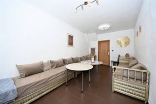 <p><span><span>Op te frissen woning in het centrum van de Willebroek, op wandelafstand van winkels, scholen en het openbaar vervoer. Deze woning beschikt op het gelijkvloers over een woonkamer, een aangrenzende keuken en een badkamer met douche en toilet. Op de eerste verdieping bevinden zich 2 slaapkamers en een badkamer met toilet en douche. Op de tweede verdieping bevinden zich twee extra slaapkamers. Een ideale woning met veel potentieel op een topligging.</span></span></p>