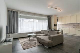 Net huurappartement op de gelijksvloerverdieping (67m²) met 2 slaapkamers; badkamer , ruime living met open keuken en aparte berging. Gelegen in hartje Leopoldsburg nabij winkels, scholen, park en openbaar vervoer (incl.treinstation) Vanaf 1 september 2026 beschikbaar. Tel voor info 011/76 7676.
