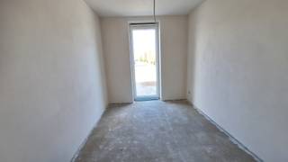 <div><strong>Appartement 0.01 – Instapklaar gelijkvloers wonen in Klaverstuk 24</strong></div>
<br />Ontdek dit prachtige gelijkvloerse appartement in het exclusieve nieuwbouwproject Klaverstuk 24 te Zedelgem.<br /><br />Met een slimme indeling, hoogwaardige afwerking en een ideale ligging is dit appartement dé perfecte thuisbasis.
<h4><br /><strong>K<strong>enmerken van appartement 0.01</strong></strong></h4>

<ul>
	<li>* <strong>Bewoonbare oppervlakte:</strong> 86 m²</li>
	<li>* <strong>Ruime inkomhal</strong> met vestiaire en apart gastentoilet.</li>
	<li>* <strong>2 slaapkamers</strong>: ideaal voor gezinnen, koppels of als extra werkruimte.</li>
	<li>* Stijlvolle badkamer met <strong>dubbel meubel, inloopdouche en bad</strong>.</li>
	<li>* <strong>Lichtrijke leefruimte</strong> dankzij grote raampartijen, verbonden met een moderne open keuken.</li>
	<li>* Een <strong>gezellig terras </strong>van 6 m², perfect om buiten te ontspannen.</li>
	<li>* Inclusief <strong>ondergrondse parkeerplaats </strong>en <strong>fietsenberging</strong>.</li>
</ul>

<h4><strong>Duurzaam en instapklaar</strong></h4>
Dit appartement is voorzien van:

<ul>
	<li>* Vloerverwarming voor een optimaal wooncomfort.</li>
	<li>* Een warmtepomp en zonnepanelen voor duurzame en energiezuinige oplossingen.</li>
	<li>* Een uitzonderlijk laag E-peil van 30, waardoor u geniet van vrijstelling van de onroerende voorheffing.</li>
</ul>

<h4><strong>Toplocatie in Zedelgem</strong></h4>
Wonen in <strong>Klaverstuk 24</strong> betekent genieten van een rustige omgeving met een vlotte verbinding naar winkels, scholen en openbaar vervoer.<br /><br />Grijp deze kans om te wonen in een appartement dat stijl, comfort en duurzaamheid combineert.<br />Contacteer ons vandaag voor meer informatie of een bezoek.<br /><br /><strong>Uw nieuwe thuis wacht op u!</strong><br /><br /><strong>051 21 11 11 of matias@imfiro.be</strong>