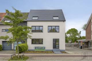 De woning van ca. 230 m² verwelkomt u via een royale inkomhal met apart gastentoilet. Vanuit de hal bereikt u de ruime en lichtrijke leefruimte van...