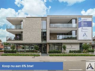 <p><span>Laatste kans: nog slechts 2 appartementen beschikbaar in Residentie Saffier!</span></p><p><span>Bent u op zoek naar een ruim, instapklaar en energiezuinig nieuwbouwappartement op een absolute toplocatie? Dan is dit één van de laatste kansen om eigenaar te worden in </span><span>Residentie Saffier</span><span>. Met </span><span>nog slechts 2 appartementen beschikbaar</span><span> is snel handelen de boodschap.</span></p><p><span>Dit prachtige tweeslaapkamerappartement op de tweede verdieping beschikt over een bewoonbare oppervlakte van </span><span>105 m²</span><span> en een zonnig, </span><span>zuidgericht terras van 16 m²</span><span>. Dankzij het grote Z-raam geniet de leefruimte van een uitzonderlijke lichtinval en een aangenaam ruimtelijk gevoel.</span></p><p><span>Extra aantrekkelijk: </span><span>het appartement is volledig geschilderd</span><span>, waardoor u zonder extra kosten of zorgen meteen kunt verhuizen. Deze afwerking is reeds inbegrepen in de verkoopprijs.</span></p><h3><span>Indeling</span></h3><ul><li><span>Ruime inkomhal met gastentoilet </span></li><li><span>Praktische berging </span></li><li><span>Royale leefruimte met aparte zithoek </span></li><li><span>Groot zuidgericht terras van 16 m² </span></li><li><span>Nachthal met extra apart toilet </span></li><li><span>Stijlvolle badkamer met dubbele lavabo en inloopdouche </span></li><li><span>Twee ruime slaapkamers van ca. 13 m² en 17 m² </span></li></ul><p><span>Daarnaast beschikt u over een </span><span>ondergrondse autostaanplaats en een ruime privatieve kelderberging</span><span>, eveneens reeds inbegrepen in de totaalprijs van </span><span>420.159 euro</span><span>.</span></p><h3><span>Wonen in het hart van Bilzen</span></h3><p><span>Residentie Saffier verrijst op de voormalige site van Big Louis en combineert moderne architectuur, duurzame materialen en hoogwaardige afwerking in een kleinschalig woonproject. Dankzij de centrale ligging vlak naast het station en op wandelafstand van winkels, horeca en alle dagelijkse voorzieningen geniet u hier van optimaal wooncomfort.</span></p><h3><span>Troeven van dit appartement</span></h3><p><span>Nog slechts 2 appartementen beschikbaar<br />Instapklaar dankzij volledige schilderwerken inbegrepen in de prijs<br />105 m² woonoppervlakte<br />Zuidgericht terras van 16 m²<br />Twee ruime slaapkamers<br />Ondergrondse autostaanplaats inbegrepen<br />Ruime kelderberging inbegrepen<br />Energiezuinige nieuwbouw met hoogwaardige afwerking<br />Topligging naast het station en in het centrum van Bilzen</span></p><p><span>Bent u op zoek naar een zorgeloze investering of een nieuwe thuis waar comfort, ruimte en locatie centraal staan? Contacteer ons vandaag nog voor meer informatie of een bezoek aan Residentie Saffier.</span></p>