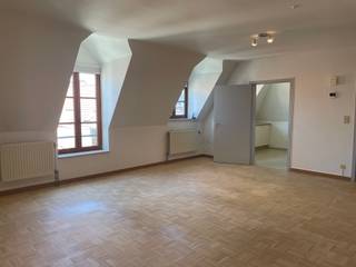 <strong>OPGELET: minimum leeftijdsgrens voor bewoners is 60 jaar !!!</strong><br />Deze instapklare duplex assistentieflat met een totale bewoonbare oppervlakte van 90m² is gelegen in de gerenommeerde residentie 'Hof Van Villers" te Mechelen. Het appartement kan volledig bewoond worden als duplex, maar het is ook mogelijk om alleen de gelijkvloerse verdieping te huren.<br />Residentie "Hof Van Villers" biedt aangenaam en comfortabel wonen voor senioren, zonder in te boeten aan de beleving van de Mechelse binnenstad.<br />Dit aangenaam appartement is rustig gelegen op de 3e verdieping en omvat een inkomhal met vestiaire en gastentoilet, aangename leefruimte op parketvloer met uitzicht op de Sint-Rombouts kathedraal, keuken met modern comfort, berging met aansluiting voor wasmachine en (condens)droogkast, 1 slaapkamer met een annex badkamer voorzien van een inloopdouche en badmeubel met dubbele lavabo.<br />Zeer energiezuinig: EPC-score = 145 kWh / (m² jaar) of LABEL B<br />Onmiddellijk beschikbaar.<br />Huurprijs: 26,85€/dag<br />Energieprovisie (120€/maand) + deelname in de organisatiekost (18,45€/dag/flat) + zorgkost (6,23€/dag/persoon) wordt apart verrekend door de residentie zelf. Binnen het "Hof Van Villers" beschikt men bijkomend nog over een waaier van aanvullende diensten waarvan de bewoners, indien gewenst, gebruik kunnen maken.<br />Voor meer info over deze flat of een bezoek ter plaatse, contacteer ons kantoor via Anne Raets 0471/57.12.13 of info@buro14.be.