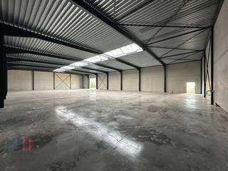 Nieuwbouw magazijn te huur van 984 m². De loods is vlot bereikbaar en gelegen op amper +/- 3 km van de Noorderring (N38) die enerzijds na 2...