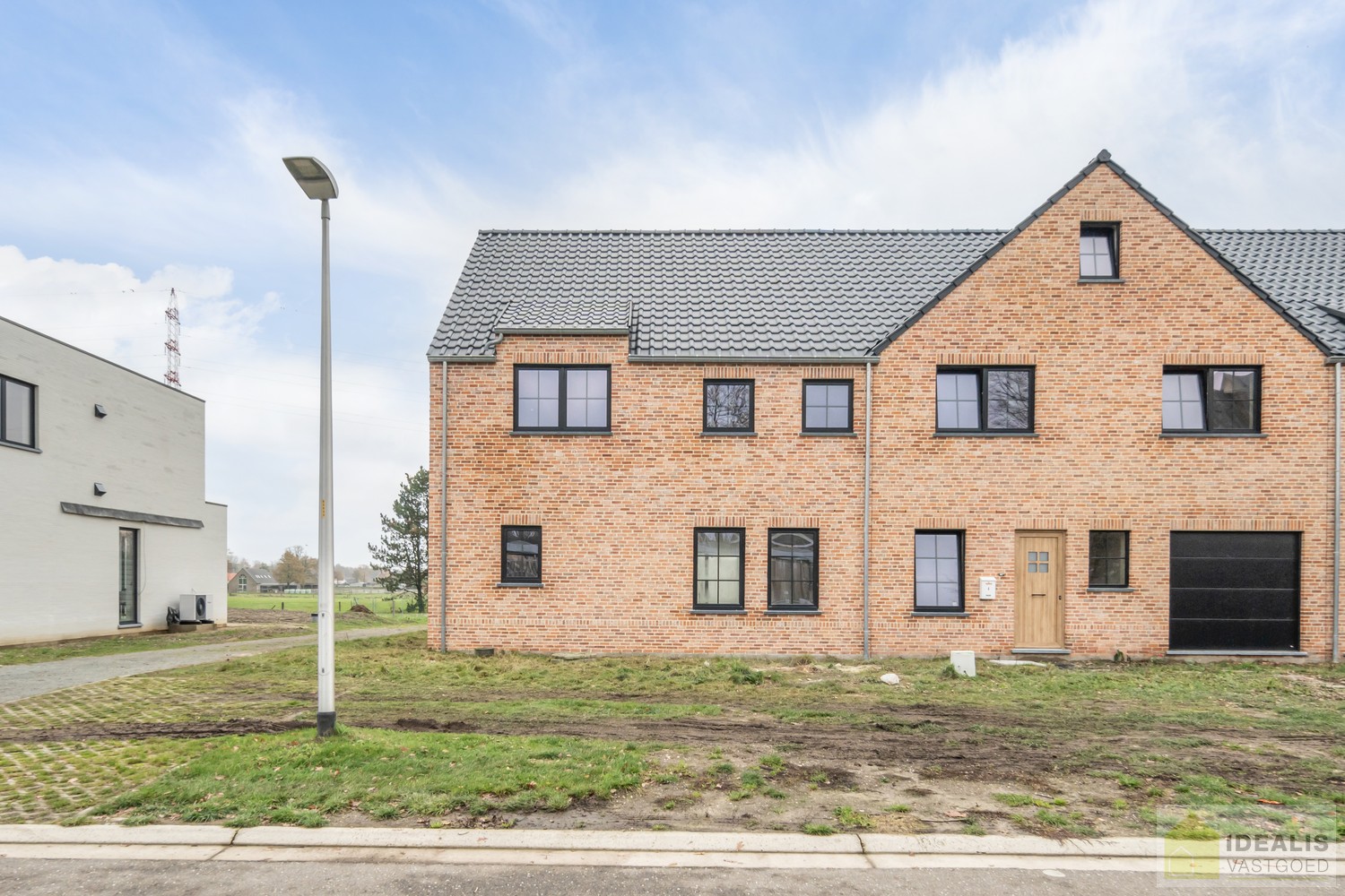 PRACHTIGE NIEUWBOUWWONING (GRONDAANDEEL €85.000,00 + 12% REGISTRATIERECHTEN EN CONSTRUCTIE €293.000,00 + 21% BTW) MET EEN HEERLIJK LICHTRIJKE WOONKAMER MET OPEN KEUKEN MET AANSLUITEND BERGPLAATS, 3 SLAAPKAMERS, EEN RUIME BADKAMER VOORZIEN VAN ALLE COMFORT - foto 2