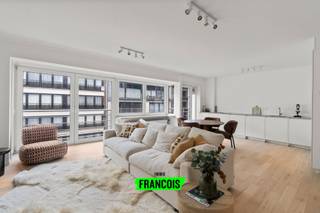 Exclusief wonen aan de Van Iseghemlaan te centrum Oostende<br /><br />Op de 4de verdieping van Van Iseghemlaan 126 bevindt zich dit prachtige appartement, dat in 2025 volledig werd gerenoveerd. De afwerking is hoogwaardig en tot in de puntjes verzorgd, met elegante parketvloeren, verfijnde sierlijsten, een luxueuze regenwaterdouche en een open, volledig uitgeruste keuken met moderne toestellen.<br /><br />Dankzij de gevelbreedte van bijna 8 meter geniet de leefruimte van een uitzonderlijke lichtinval en straalt het appartement ruimte en klasse uit. Verder beschikt het appartement over twee ruime slaapkamers, een gunstig EPC-label en maakt het deel uit van een gebouw in uitstekende staat.<br /><br />De ligging is een absolute troef: in het hart van Oostende, op wandelafstand van zee, winkels, horeca en het bruisende stadsleven.<br /><br />👉 Ideaal voor wie comfortabel en stijlvol wil wonen op een centrale ligging. Een echte buitenkans in Oostende.