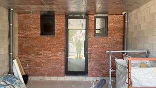 In het groene en toch centraal gelegen Borsbeek wordt begin 2026 deze hoogwaardige nieuwbouwwoning opgeleverd. Met haar hedendaagse architectuur, doordachte indeling en duurzame afwerking biedt deze woning alles wat u mag verwachten van modern wooncomfort.<br />De woning beschikt over vier ruime slaapkamers, ideaal voor een gezin of voor wie graag extra ruimte creëert voor hobby’s of een thuisbureau. De lichtrijke leefruimte met open keuken vormt het hart van de woning en staat garant voor gezellig samenleven. Daarnaast zijn er op het gelijkvloers een praktische berging, wasplaats en afzonderlijk toilet voorzien.<br />Op de eerste verdieping bevinden zich 2 slaapkamers en een badkamer met hoogwaardige afwerking. De zolderverdieping biedt plaats voor 2 slaapkamers of polyvalente ruimte, volledig naar eigen wens in te vullen.<br />Dankzij de toepassing van de nieuwste technieken behaalt de woning een E-peil van 30, wat resulteert in een energiezuinige en toekomstbestendige thuis. U geniet van lage energiekosten, een aangenaam binnenklimaat en een maximale woonkwaliteit.<br />Deze woning combineert rustig wonen in Borsbeek met een uitstekende bereikbaarheid richting Antwerpen en de omliggende gemeenten. Zo woont u in een groene omgeving zonder in te boeten aan mobiliteit en comfort.<br /><br /><strong>Prijs: €560 000 ,- met € 145 000,- aan grondaandeel</strong><br /><br />Voor interactieve grondplannen met foto’s, ga naar www.wijns.be en klik op de knop “virtueel bezoek”.<br />Info &amp; afspraak:  ☎ 0473/33 33 10   ✉ geoffry@wijns.be