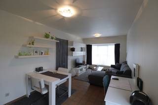 Indeling:Woonkamer met open keuken met witte formica aanbouwkeuken met spoeltafel met 1 spoelbak, afzuigkap en elektrische kookplaat, badkamer met...