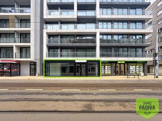 Ruim handelsgelijkvloers met grote raampartijen in de Leopoldlaan te MiddelkerkeBent u op zoek naar een ruim en centraal gelegen handelspand met...