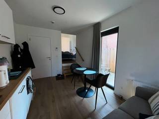 <p><strong>Studio with private bathroom and kitchen, including a terrace</strong> - Students only</p><p>Located on Heilige Geeststraat in Leuven, we offer a furnished studio with a separate sleeping area, a fully equipped kitchen, and a bathroom. </p><p>There’s also a private terrace. Now that’s living the good life! </p><p>Rent: 895 EUR + 70 EUR fees + electricity/water (private)</p>