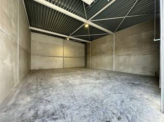 <h3><span>Nieuwbouw magazijn te huur 180m² te Sint-Gillis-bij-Dendermonde (Unit 9)</span></h3><p><span>In een recent ontwikkeld en verzorgd magazijnenpark bieden wij deze nieuwbouw magazijnunit van </span><span>180m² </span><span>te huur aan, gelegen te Sint-Gillis-bij-Dendermonde. Dankzij de functionele indeling en uitstekende bereikbaarheid is deze unit ideaal voor opslag, ambachtelijke activiteiten of andere kleinschalige bedrijfsactiviteiten.</span></p><p><span>De unit heeft afmetingen van </span><span>ca. 11,80 meter breedte en 14.58 meter diepte </span><span>en beschikt over een vrije hoogte van ongeveer </span><span>7 meter</span><span>. Het magazijn is afgewerkt met een duurzame betonvloer en biedt tal van mogelijkheden als stockage- of werkruimte.</span></p><p><span>De toegang verloopt via een elektrische sectionaalpoort van </span><span>ca. 4,5 meter hoog en 5,75 meter breed</span><span>, waardoor ook bestelwagens en vrachtwagens vlot toegang hebben.</span></p><p><span>Verder beschikt het magazijn over:</span></p><ul><li><span>3-fasen elektriciteit (krachtstroom);</span></li><li><span>branddetectie;</span></li><li><span>alarmvoorziening ;</span></li><li><span>fiber aansluiting.</span></li></ul><p><span>De site is vlot bereikbaar voor vrachtverkeer en bij de unit hoort één privatieve parkeerplaats.</span></p><p><span>Indien gewenst kunnen een bureauruimte en/of toilet voorzien worden op eigen kosten, aangezien de nodige aansluitingen reeds aanwezig zijn.</span></p><p><span>De gemeenschappelijke kosten bedragen </span><span>150 euro per maand forfait</span><span> - De vermelde huurprijs is exclusief btw en onroerende voorheffing.</span></p><p><span>Interesse? Contacteer ons vrijblijvend voor meer informatie of een bezoek via 052/55.55.55 of info@immotwins.be.</span></p>