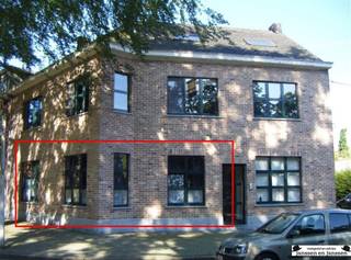 <p><span>Instapklaar gelijkvloers appartement met 2 slaapkamers in het centrum van Wuustwezel</span></p><p><span>Dit </span><span>gezellige en praktisch ingedeelde appartement</span><span> bevindt zich op het gelijkvloers van een kleinschalig gebouw, gelegen in het hart van Wuustwezel op wandelafstand van winkels, openbaar vervoer en andere voorzieningen.</span></p><p><span>De </span><span>lichtrijke woonkamer</span><span> van ca. </span><span>30 m²</span><span> is afgewerkt met een </span><span>laminaatvloer</span><span> en biedt voldoende ruimte voor een comfortabele zit- en eethoek. Aansluitend vind je de </span><span>halfopen keuken</span><span>, uitgerust met een </span><span>elektrische kookplaat</span><span>, </span><span>dampkap</span><span>, </span><span>koelkast</span><span> en </span><span>spoelbak</span><span> ideaal voor dagelijks kookgemak.</span></p><p><span>De </span><span>berging</span><span> biedt extra opbergruimte en beschikt over aansluitingen voor </span><span>wasmachine en droogkast</span><span>, evenals de installatie van de </span><span>CV-ketel</span><span>.</span></p><p><span>Het appartement beschikt over </span><span>twee slaapkamers</span><span>:</span></p><ul><li><span>De </span><span>hoofdslaapkamer</span><span> (ca. </span><span>12 m²</span><span>) is ruim en comfortabel, met laminaatvloer.</span></li><li><span>De </span><span>tweede slaapkamer</span><span> (ca. </span><span>5 m²</span><span>) is perfect als </span><span>kinderkamer, dressing of bureauruimte</span><span>.</span></li></ul><p><span>De </span><span>badkamer</span><span> is functioneel ingericht met een </span><span>douche in ligbad</span><span>, een </span><span>toilet</span><span> en een </span><span>enkele lavabo</span><span> en is volledig betegeld.</span></p><h3><span>Extra troeven:</span></h3><ul><li><span>EPC-label B</span><span> energiezuinig wonen</span></li><li><span>Beschikbaar vanaf </span><span>1 april 2026</span></li></ul><p><span>3 maanden huurwaarborg</span></p>