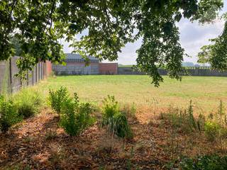 <br />Op zoek naar een ruime bouwgrond voor open bebouwing in Meerhout? Ontdek dit mooi perceel van 701 m² (7a01ca), ideaal gelegen aan de Oude Vorstebaan, op korte afstand van het centrum. Hier bouw je in een rustige, groene omgeving met alle voorzieningen binnen handbereik.<br />Dankzij de centrale ligging in Meerhout geniet je van een vlotte bereikbaarheid én de nabijheid van winkels, scholen, horeca en lokale handelaars. Een ideale locatie voor wie landelijk wil wonen zonder in te boeten op comfort.<br /><br /><strong>Troeven van dit perceel</strong>
<ul>
	<li>Perceeloppervlakte van 701 m²</li>
	<li>Geschikt voor open bebouwing</li>
	<li>Straatbreedte van 17,19 meter</li>
	<li>Perceeldiepte van ca. 39,77 m (links) en 37,44 m (rechts)</li>
	<li>Rustige ligging nabij het centrum van Meerhout</li>
</ul>
Dit perceel biedt mooie bouwmogelijkheden voor het realiseren van een vrijstaande woning met tuin, volledig volgens jouw wensen en stijl.<br /><br /><strong>Bouwvoorschriften</strong>

<ul>
	<li>Voorgevel op de voorgevelbouwlijn of binnen 6 meter diepte ervan, evenwijdig aan de bouwlijn</li>
	<li>Maximale voorgevelbreedte: 11,14 meter</li>
	<li>Minimaal 3 meter afstand van de perceelsgrenzen aan beide zijden</li>
	<li>Achtergevel op maximaal 17 meter achter de voorgevel en binnen de bouwstrook</li>
</ul>
De geldende bouwvoorschriften en verkavelingsvergunning zijn beschikbaar op aanvraag. Voor bijkomende stedenbouwkundige inlichtingen kan je steeds terecht bij ons kantoor.<br /><br /><br /><strong>Droom jij ervan om hier jouw eigen woning te realiseren?</strong><br />Neem vandaag nog contact met ons op voor alle informatie of een persoonlijk gesprek via info@sublimmo.be of bel ons op 014 84 83 69.