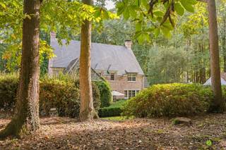 EEN BIJZONDERE VILLA WAAR TIJDLOZE ARCHITECTUUR, ROYALE VOLUMES EN EEN GROENE WOONBELEVING SAMENKOMEN Discreet gelegen in het hart van Sint-Martens-Latem. MEER INFO: https://www.immo2life.be/nl/te-koop?view=detail&amp;id=1284 Video: https://youtu.be/803occv9K-c Verscholen in een rustige, groene dreef te Sint-Martens-Latem bevindt zich deze landelijke villa met verfijnd karakter, ontworpen door architect Bart François. De woning werd ingepland op een optimaal georiënteerd perceel van 2.730 m² en combineert royale volumes met warme en hoogwaardige materialen en een bijzonder aangename relatie met de tuin.Deze villa werd opgericht in 2003, is volledig instapklaar en werd doorheen de jaren minutieus onderhouden. Met 4 slaapkamers, 2 badkamers, ruime leefvertrekken en een inpandige dubbele garage biedt ze een uitzonderlijk comfortabele woonomgeving op één van de meest gegeerde locaties van Sint-Martens-Latem. De ligging vormt een absolute troef. De woning bevindt zich in een residentiële en bijzonder rustige dreef, nabij de Royal Latem Golfclub. Het dorpscentrum van Sint-Martens-Latem ligt vlakbij, terwijl ook de N43 en E40 vlot bereikbaar zijn. Scholen, winkels en openbaar vervoer bevinden zich op korte afstand.Op het gelijkvloers vormt de inkomhal met trap, vestiaire en gastentoilet de centrale toegang tot de woning. Deze leidt naar de sfeervolle zitruimte met open haard en gezellige tv-hoek. Aansluitend vormt de eetkamer de overgang naar de royale en bijzonder lichtrijke leefkeuken, volledig uitgerust en opgevat als een centrale ontmoetingsplek in de woning. Grote raampartijen zorgen doorheen de woning voor natuurlijk licht en creëren een mooie verbinding met de omliggende tuin. Warme, hoogwaardige materialen en royale volumes geven het geheel een verfijnd en uitnodigend karakter. Naast de keuken bevindt zich een praktische bijkeuken met wasplaats en berging, aangevuld met een ruime koelcel. Verder beschikt het gelijkvloers ook over een lichtrijk bureau, een ruime inpandige garage voor 2 wagens en een berging en technische ruimte.Op de kelderverdieping vormt de volledig ingerichte wijnkelder een bijzondere extra.Op de 1ste verdieping leidt de nachthal naar 2 afzonderlijke slaapgedeeltes: het mastergedeelte omvat een ruime slaapkamer, een royale dressing en een ensuite badkamer met dubbele wastafel, ligbad, douche en toilet. Het 2de gedeelte biedt plaats aan 3 volwaardige slaapkamers, waarvan één met een ruime dressing. Een afzonderlijk toilet en een 2de badkamer met ligbad, wastafel en hammam vervolledigen deze verdieping.De 2de verdieping biedt bijkomend potentieel en kan naar wens worden ingevuld. Deze ruimte leent zich uitstekend tot hobbyruimte of polyvalente verdieping, maar kan evengoed worden ingericht als 2 extra slaapkamers of een afzonderlijk verblijf.