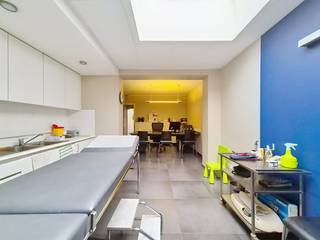 Deze moderne praktijkruimte te huur, gelegen nabij Dok Noord in Gent, bevindt zich in een aangename woonwijk en biedt een ideale setting voor het starten of uitbreiden van uw eigen praktijk.De locatie is vlot bereikbaar met de auto via de R40 en ook het openbaar vervoer is uitstekend geregeld, met verschillende bushaltes op loopafstand. Ook voor fietsers is het pand eenvoudig bereikbaar.Indeling:Bij binnenkomst vindt u aan de rechterzijde het onthaal en aan de linkerzijde een comfortabele wachtruimte met 2 toiletten. Verder zijn er twee praktijkruimtes, beide uitgerust met een kitchenette: perfect voor consultaties.Oppervlakte praktijkruimte/kantoor: Ca. 100 m²Specificaties:- Gemeubeld- Sanitair (2 toiletten)- Systeemplafond- LED-verlichting- Vloerverwarming- Ventilatiesysteem D- Alarmsysteem- Vaste telefoon- Tegelvloer- Berging- Aparte tellersBeschikbaarheid:Onmiddellijk beschikbaar.Bent u geïnteresseerd in deze praktijkruimte te huur in Gent? Aarzel dan niet om contact op te nemen via 09 245 35 35 of business.gent@dewaele.com.