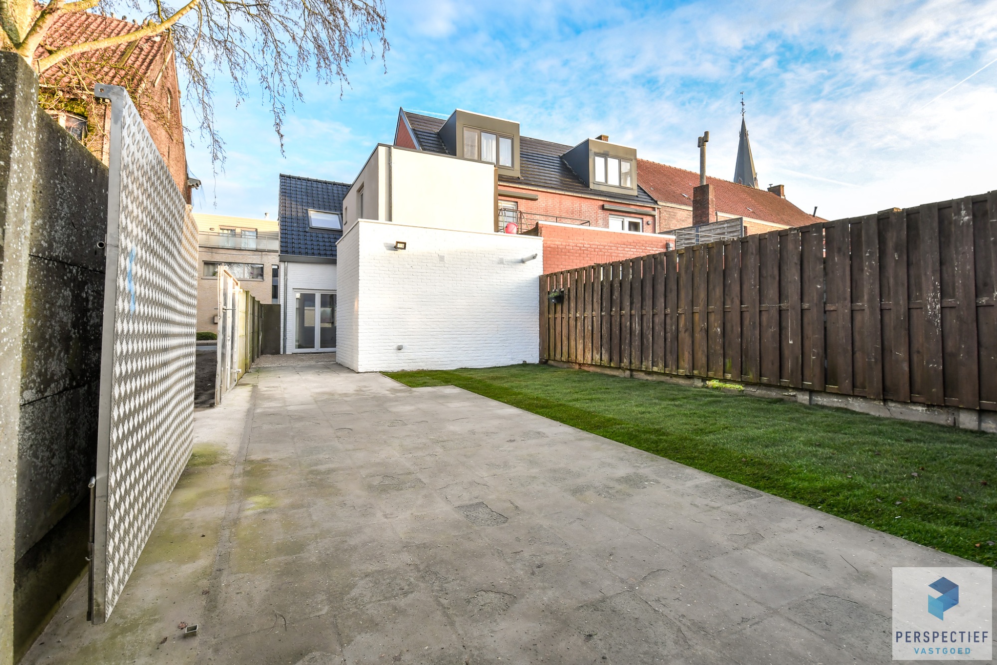 GERENOVEERDE woning met 3 slaapkamers en ZONGERICHTE tuin met uitweg en GARAGE - foto 4