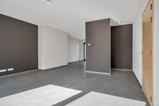 <p>Dit prachtig appartement is ideaal gelegen in hartje Erembodegem, op wandelafstand van winkels, station en vlakbij belangrijke invalswegen en bevindt zich op de eerste verdieping (lift aanwezig) van een kleinschalige residentie “De Oude Post”. Indeling: een inkomhal met vestiaire en gastentoilet, een zeer ruime en lichtrijke leefruimte met aansluitend een mooi zonnig en groot terras. Vervolgens is er een volledig geïnstalleerde keuken die voorzien is van alle moderne apparatuur en een aparte bergruimte. Verder is er een badkamer met dubbele wastafel, ligbad met douchemogelijkheid en toilet en zijn er 2 slaapkamers. Bij dit mooi afgewerkt appartement is er een afgesloten garagebox met automatische poort inbegrepen. Huurprijs: 1.050€/maand + € 30 GK. TROEVEN: zeer mooi afgewerkt appartement, heel veel natuurlijk licht dankzij de vele glaspartijen, hoge afwerkingsgraad, energiezuinig, garagebox inbegrepen in huurprijs, lift aanwezig. Meer informatie of bezoek? Contacteer Charlotte van IMMO TROEF: 052 52 52 00 - info@immotroef.be</p>