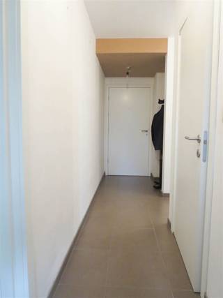 <p><span>On the outskirts of town located bright ground floor apartment with entrance hall, spacious living room, open fitted kitchen with appliances (ceramic hob, cooker hood, fridge with freezer compartment, combination oven), storage room, 2 bedrooms, bathroom with bathtub with shower screen and double washbasin in furniture, separate toilet, front terrace, communal bike shed. Individual garage box (€ 55), mandatory additional rent. EPC: 143.98 central heating on natural gas. Windows: aluminum double glazing.</span></p><p><span>€ 695 + € 55 ( fixed provision for general costs)</span></p><p><span> </span></p>