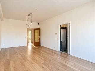 Surf naar www.abricasa.be en plan jouw verhuurafspraak in samen met onze digitale assistente Alice!Fijn appartement met 2 slaapkamers op 't Zuid!Via de lift/trap bereik je het appartement op de 3e verdieping. Vooraan bevindt zich de ruime en lichtrijke leefruimte, de keuken met berging en een balkon. Via de inkomhal heb je toegang tot de aparte toilet en de badkamer met bad/douche en aansluiting voor een wasmachine en droogkast. De twee slaapkamers van 13 & 9m² bevinden zich achteraan en geven beide toegang tot het aangename terras van 5m². Het appartement heeft een prachtig uitzicht en is gelegen op een toplocatie. - NIET GEMEUBELD- EPC: 241 kWh/m²jaar - Maandelijkse kosten: 110,- euro bevatten: provisie water, onderhoud & verbruik gemeenschappelijke delen - Huurwaarborg: 2.700,- euro (3 maanden huur) - Beschikbaar: onmiddelijk- Type contract: Bepaalde duur (1 jaar) (nadien verlengbaar)- Adres: Amerikalei 91 - 2000 ANTWERPENWens je jouw huis, appartement, bouwgrond of opbrengsteigendom te verkopen? Op zoek naar een vastgoedmakelaar voor de verhuur of het beheer van jouw eigendom(men)? Abricasa staat voor een persoonlijke én actieve vastgoedbegeleiding van A tot Z! Bel ons voor een vrijblijvende afspraak op 03 259 04 04 of spring binnen op ons kantoor te Kasteelstraat 58 - 2000 Antwerpen!