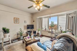 OP TE FRISSEN APPARTEMENT met 2 slaapkamers, CENTRAAL GELEGEN op de vijfde verdieping van Residentie Nancy. Een kleinschalig gebouw op de Torhoutsesteenweg. Indeling: inkom met gastentoilet en vestiaire nis, aangename living met open keuken, badkamer en 2 slaapkamers met balkon achteraan. Op wandelafstand van alle winkels en openbaar vervoer. Geen renovatieplicht en asbestveilig! EPC 214 kWh/m² UC3824386