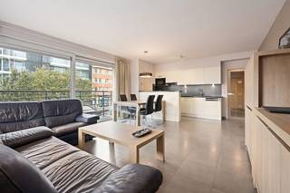 Magnifique appartement de coin moderne avec 2 chambres à coucher situé au 3ème étage. Finition de haute qualité .<br />Division : entrée, séjour spacieux avec terrasse ensoleillée, cuisine équipée ouverte avec débarras pratique (possibilité de mettre une machine à laver), 2 chambres spacieuses, salle de bains avec baignoire. Toilettes séparées.<br />Possibilité d'acheter un garage en dessous de la digue.<br /><br />Idéal pour une résidence permanente ou une maison de vacances avec un emplacement magnifique près de la mer et du centre ville.