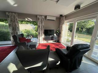 Deze instapklare halfopen woning uit 2006 ligt in een rustige hoek van een woonerf, vlak bij het kanaal, fietsroutes en het Be-MINE...