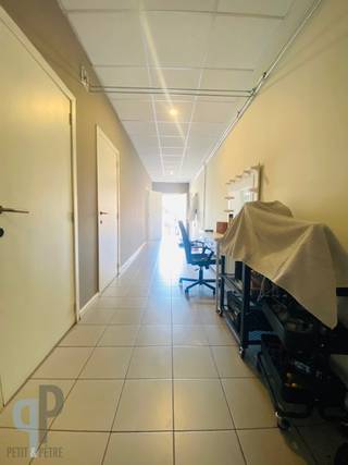 Deze heel goed onderhouden en momenteel verhuurde opbrengsteigendom vinden we in hartje centrum Zottegem op commerciële ligging. Op het gelijkvloers vinden we een ruim handelspand met achterliggende tuin en terras. Het handelspand is ook voorzien van een keukenblok en toilet. Boven het handelspand bevindt zich een duplex appartement met groot zonneterras. Het appartement omvat een inkomhall met gastentoilet, ruime living met ingerichte keuken en berging. Aan de keuken bevindt zich een groot zonneterras. Op het verdiep vinden we de 2 ruime slaapkamers, een badkamer en een toilet. Overal dubbele beglazing, betonnen tussenverdiepen, afzonderlijke verwarmingsinstallaties op aardgas. Topper ! Voor meer inlichtingen of een bezoek, contacteer Veronique 0483/676579