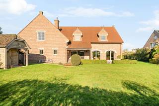 Te koop: exclusieve villa van 549 m² op rustige ligging en genietend van een prachtig open zicht in Lennik In een rustige en residentiële omgeving...