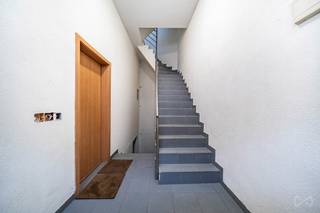 <p>We Invest Sud-Luxembourg presenteert u dit opbrengstpand met een uitstekend investeringspotentieel. Het ligt vlak bij het stadscentrum, alle winkels en op 5 minuten lopen van het station.</p>
<p></p>
<p>Dit pand is verdeeld over twee verdiepingen met elk een slaapkamer en een doucheruimte. Op de begane grond leidt een gemeenschappelijke hal naar de woonkamer en de kelders. Elke verdieping bestaat uit een lichte privéruimte met een eetkamer, een keukenhoek, een badkamer en een slaapkamer.</p>
<p></p>
<p>Deze indeling maakt het pand ideaal voor een woongemeenschap of een meergeneratiewoning.</p>
<p></p>
<p>Het huis beschikt ook over kelders in de kelderverdieping, die talrijke mogelijkheden bieden voor opslag of extra inrichting.</p>
<p></p>
<p>Een functioneel en veelzijdig pand, dat onmiddellijk potentieel biedt voor wie zijn huurinvestering wil optimaliseren!</p>
<p></p>
<p>Technische details: individuele water-, elektriciteits- en gasmeters voor elke verdieping, individuele verwarmingsketel voor elke verdieping, PVC-ramen met dubbele beglazing, EPC:E</p>
<p></p>
<p>Voor meer informatie of een bezichtiging:</p>
<p>📞 +32 (0)63 33 00 69 – 📧 sud.luxembourg@weinvest.be</p>
<br />
<p><i>Vertaald met DeepL.com (gratis versie)</i></p>