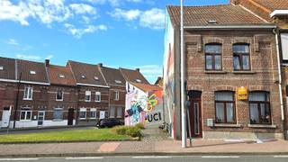 Welkom in deze charmante woning in het hart van Ronse, koningin van de Vlaamse Ardennen.5 TROEVEN: 1. GEEN RENOVATIEPLICHT, 2. Asbestveilig...